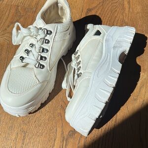 Women’s white platform sneaker, size 8, one sole insert is missing (right shoe)